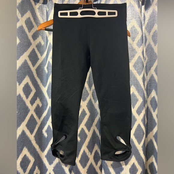 EUC Fabletics Small Cropped Leggings Flower Cutout​ - Picture 1 of 3